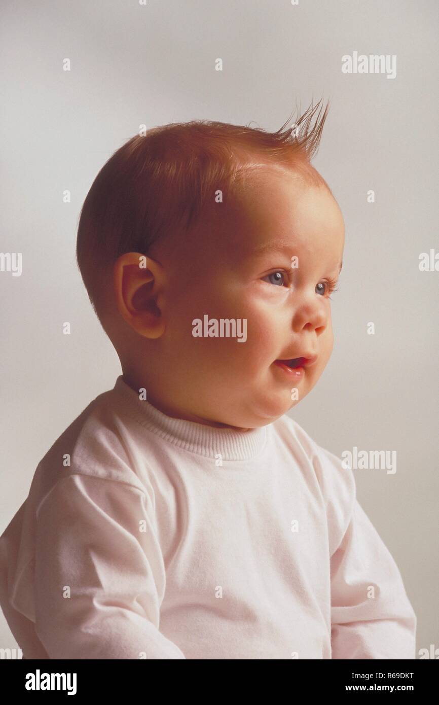 Portrait, Innenraum, Profil, 6 Monate altes Baby bekleidet mit weissem Hemdchen Stock Photo
