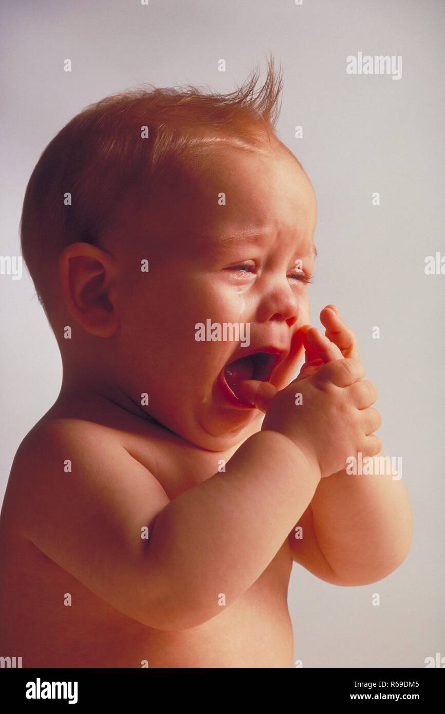 Portrait, Innenraum, Profil, weinendes 6 Monate altes nacktes Baby Stock Photo