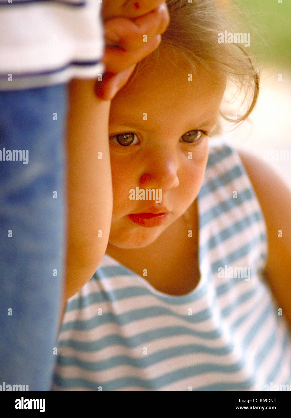 Nahaufnahme, kleines aengstliches Maeddchen an der Hand ihres Vaters Stock Photo