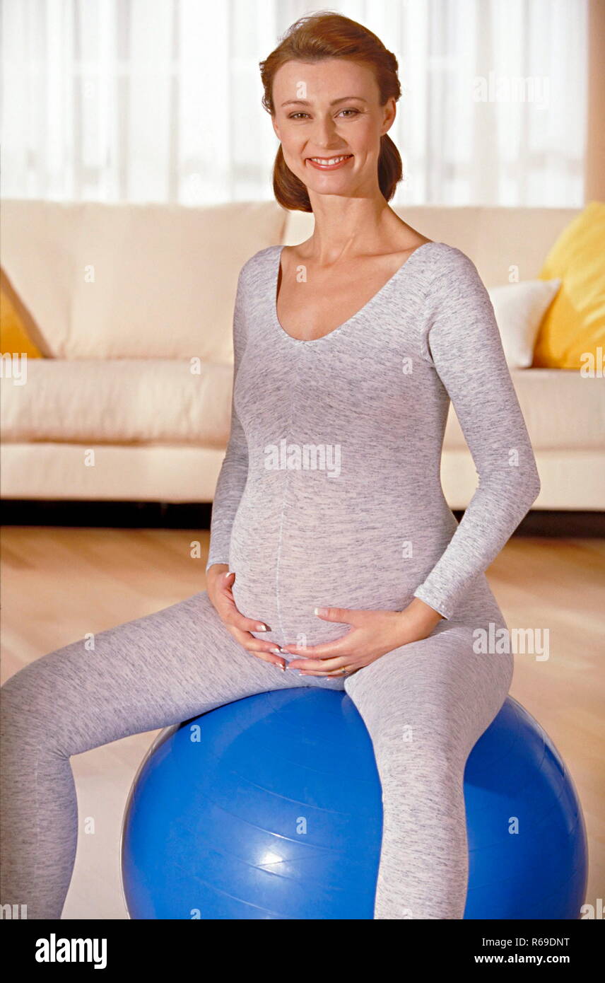 Portrait, schwangere Frau sitzt  auf einem blauen Gymnastikball Stock Photo