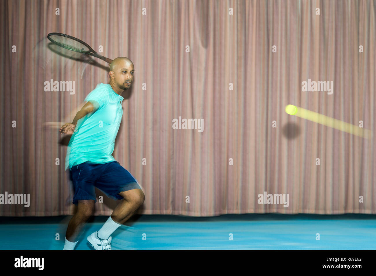 Tennisspieler Beim Vorhandspiel. Stock Photo