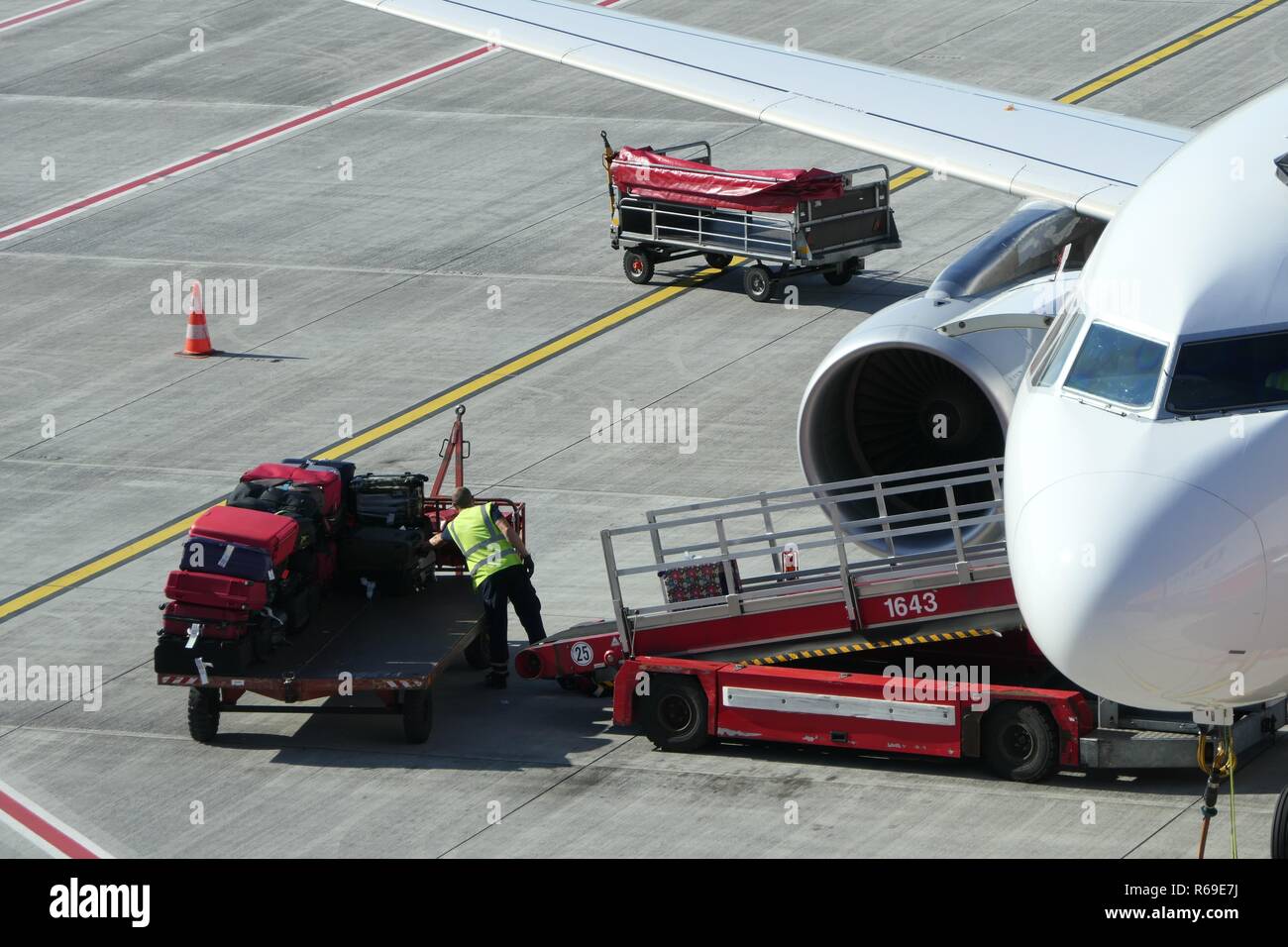 Baggage Loading Ramp Luggage ramp hi-res stock photography and images - Alamy