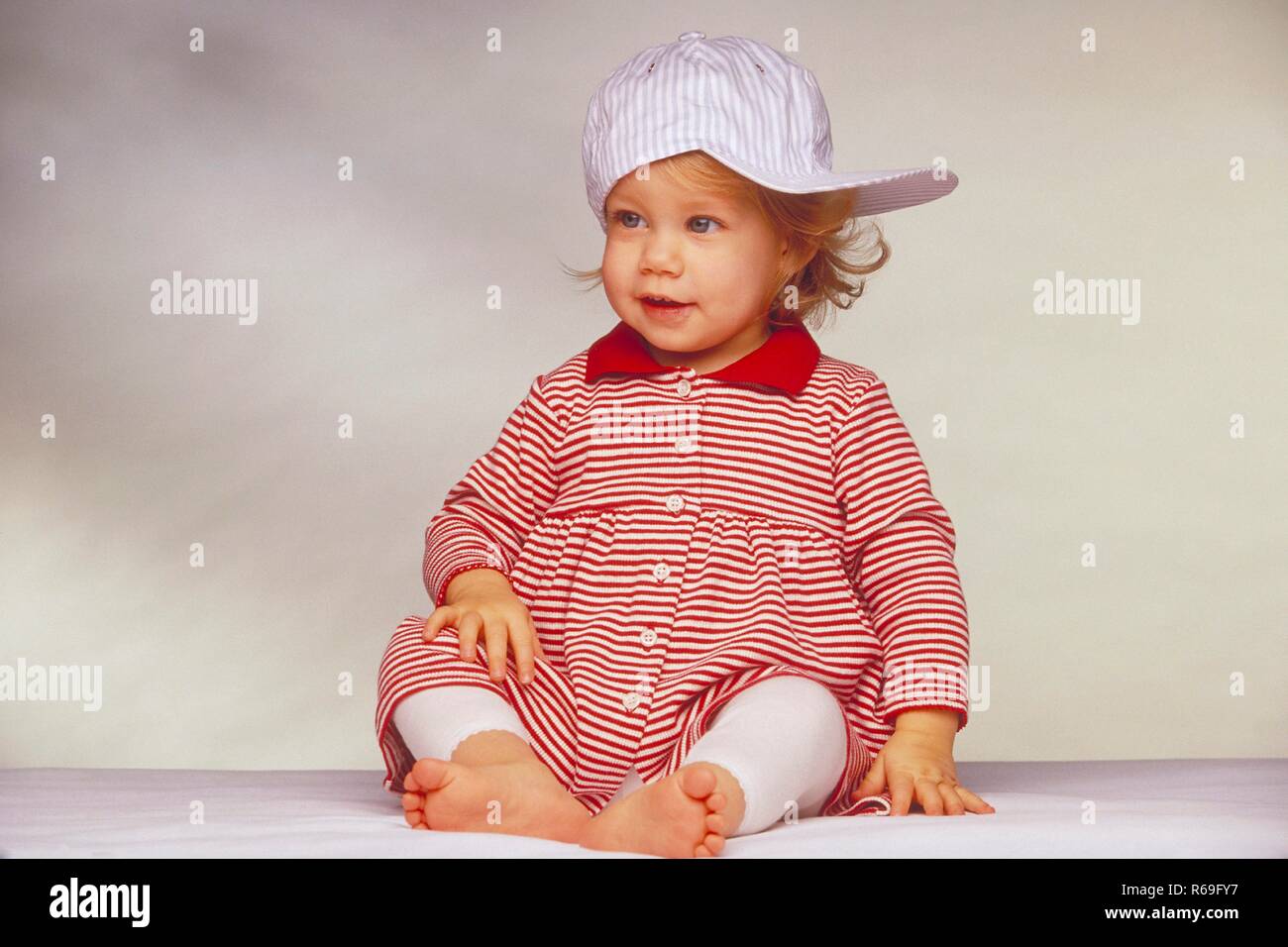 Girl baseball cap blond child hi-res stock photography and images - Alamy