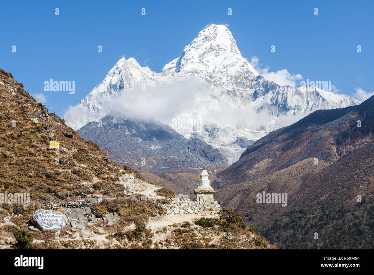 View of Ama Dablam and an old stupa near Pangboche, Everest Base Camp trek, Sagarmatha National Park, Nepal Stock Photo