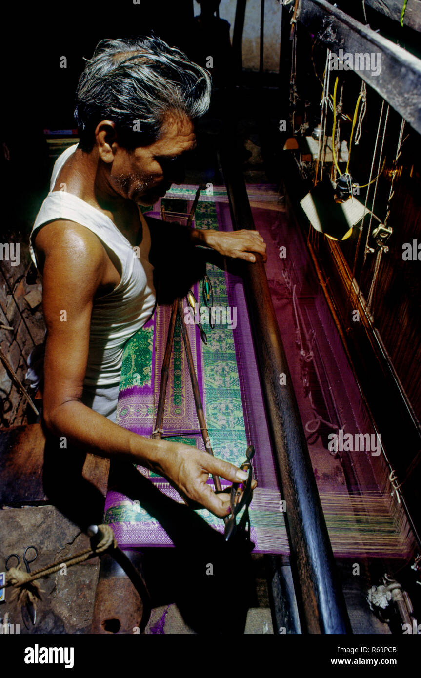 Weaver working on Hand Operated Loom, bishnupur, west bengal, india Stock Photo