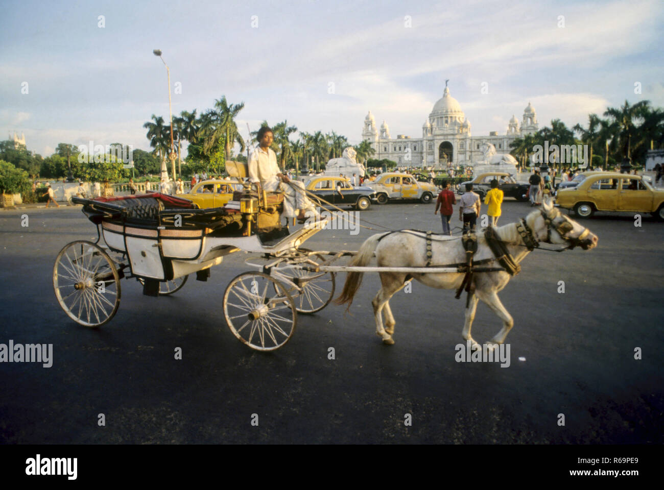 horse cart near Victoria Memorial Building (1921), Calcutta, West