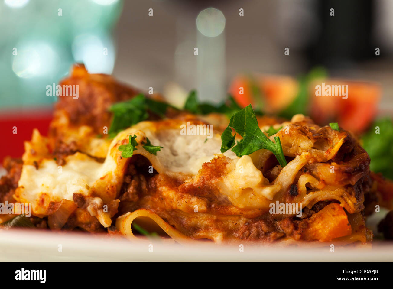 Klassische italienische lasagne auf dem teller hi-res stock photography ...