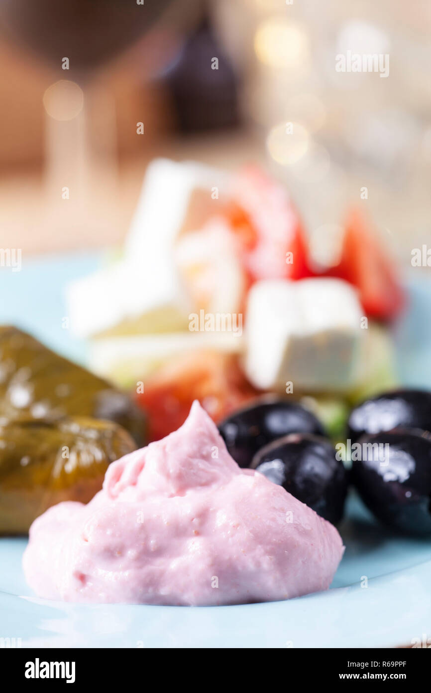 Griechische taramas und gefullte weinblatter mit salat hi-res stock ...