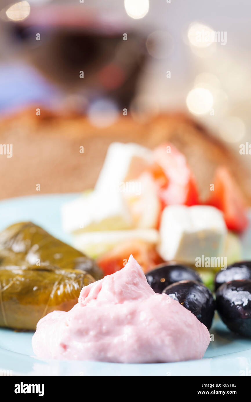 Griechischen taramas und gefullte weinblatter mit salat hi-res stock ...