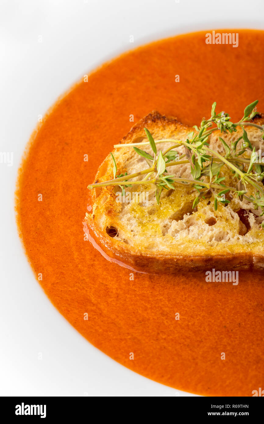 Frische tomatensuppe in einem teller hi-res stock photography and ... Frische tomatensuppe in einem teller hi-res stock photography and ...