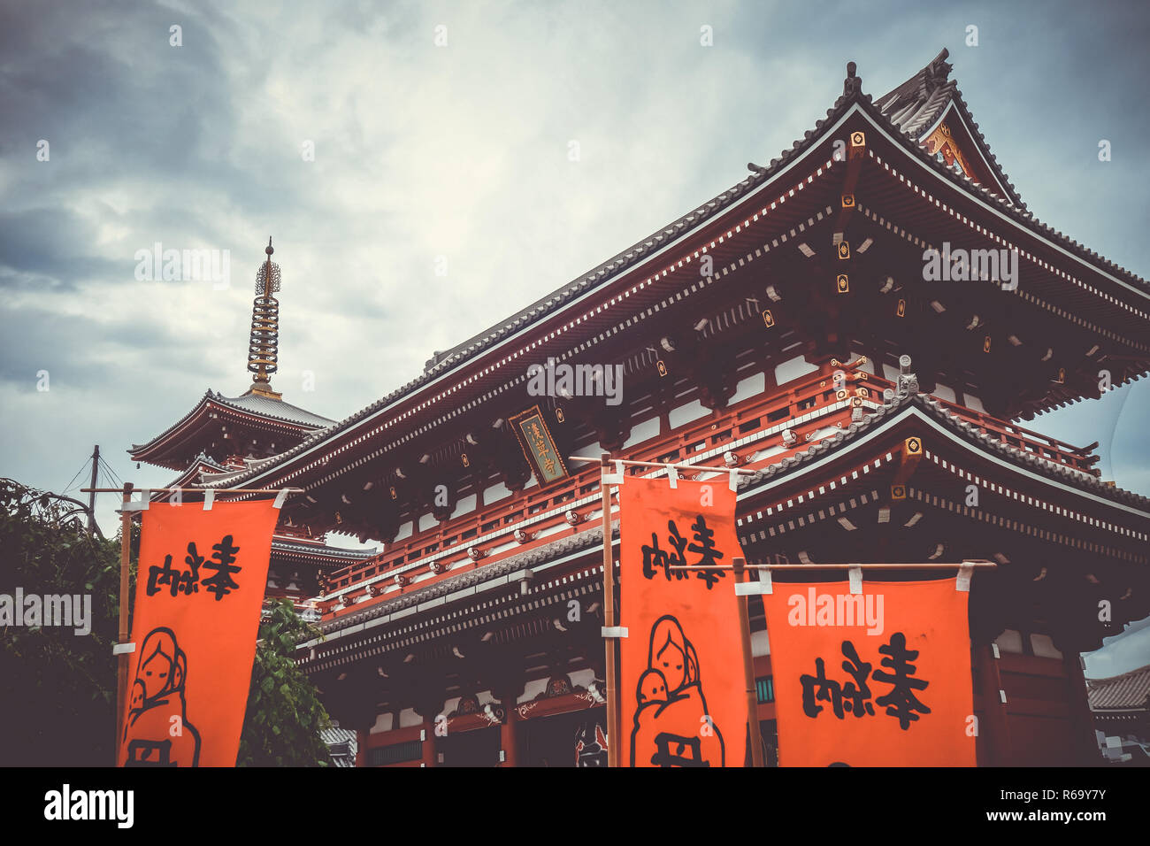 Kaminarimon gate and pagoda in Senso-ji temple, Tokyo, Japan Stock Photo