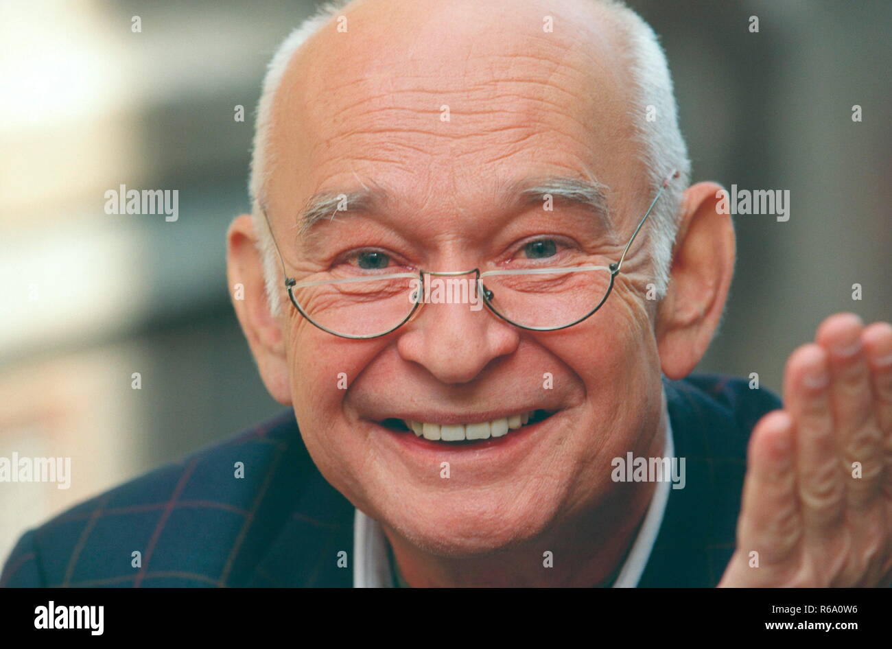 Portrait, Manager im Ruhestand mit Lesebrille, Nahaufnahme Stock Photo