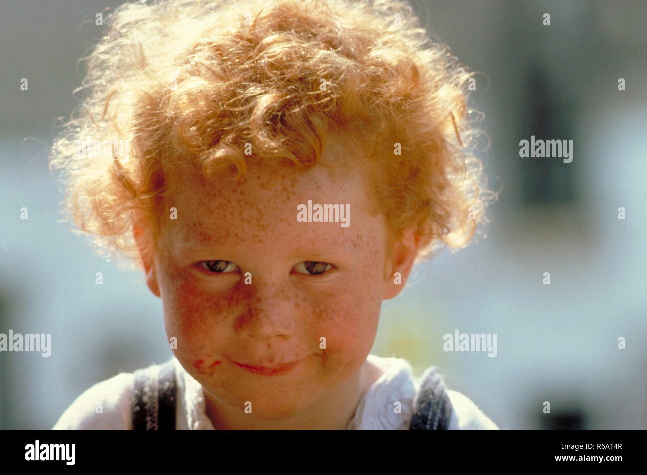 Portrait, grinsender Junge, 5 Jahre, mit kurzen roten Locken und Sommersprossen Stock Photo