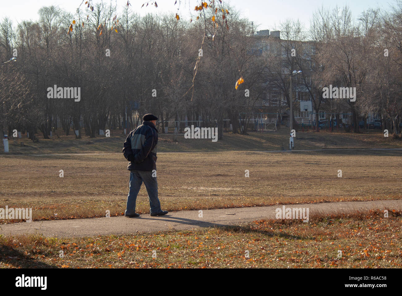 Lonely old man hi-res stock photography and images - Alamy