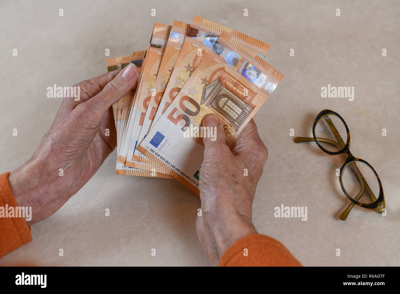 Symbolic photo, pension, senior, hands, money, Symbolfoto, Rente, Seniorin, Haende, Geld Stock Photo