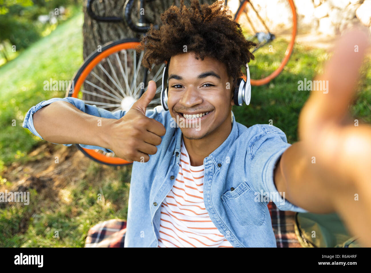 Teenager thumbs up african hi-res stock photography and images - Alamy