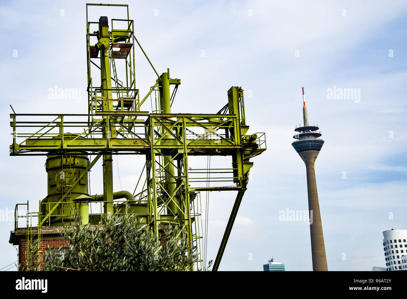 Blick auf ein Industriegebäude im Düsseldorfer Medienhafen mit dem Rheinturm (Fernsehturm) im Hintergrund, Deutschland 2016. View of an industrial building in Dusseldorf's Median harbor with the Thine Tower (TV Tower) in the background, Germany 2016. Stock Photo