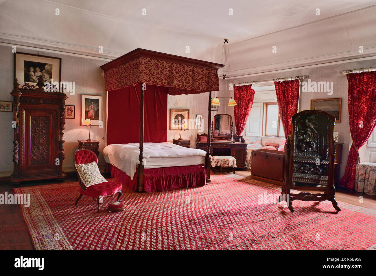Ireland, County Mayo, Westport House, 17th century former ancestral home of the Browne family, the Red Bedroom. Stock Photo