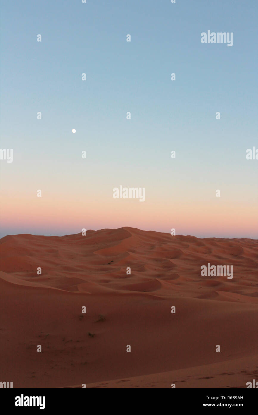 Mond über Sanddünen der Sahara Stock Photo