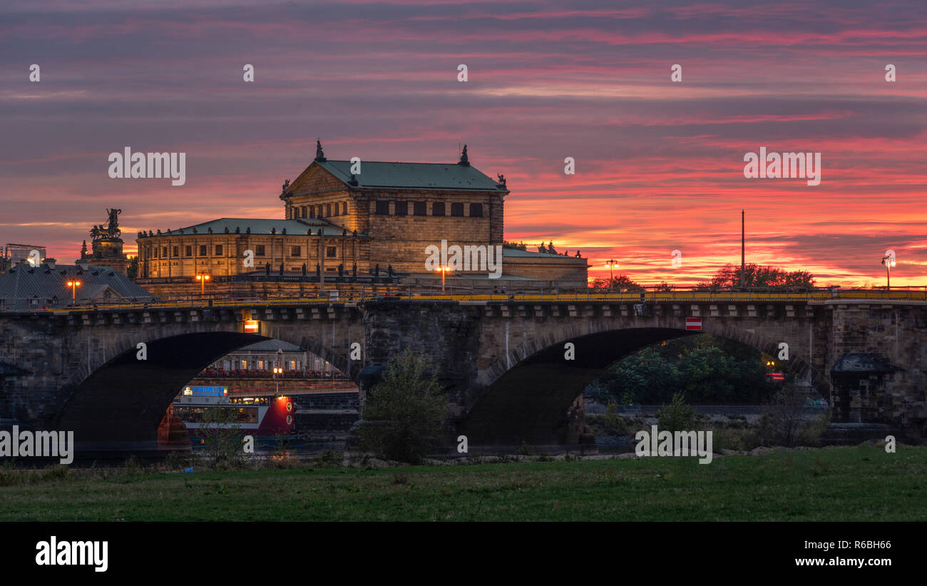 Dresden, Semperoper im Sonnenuntergang Stock Photo