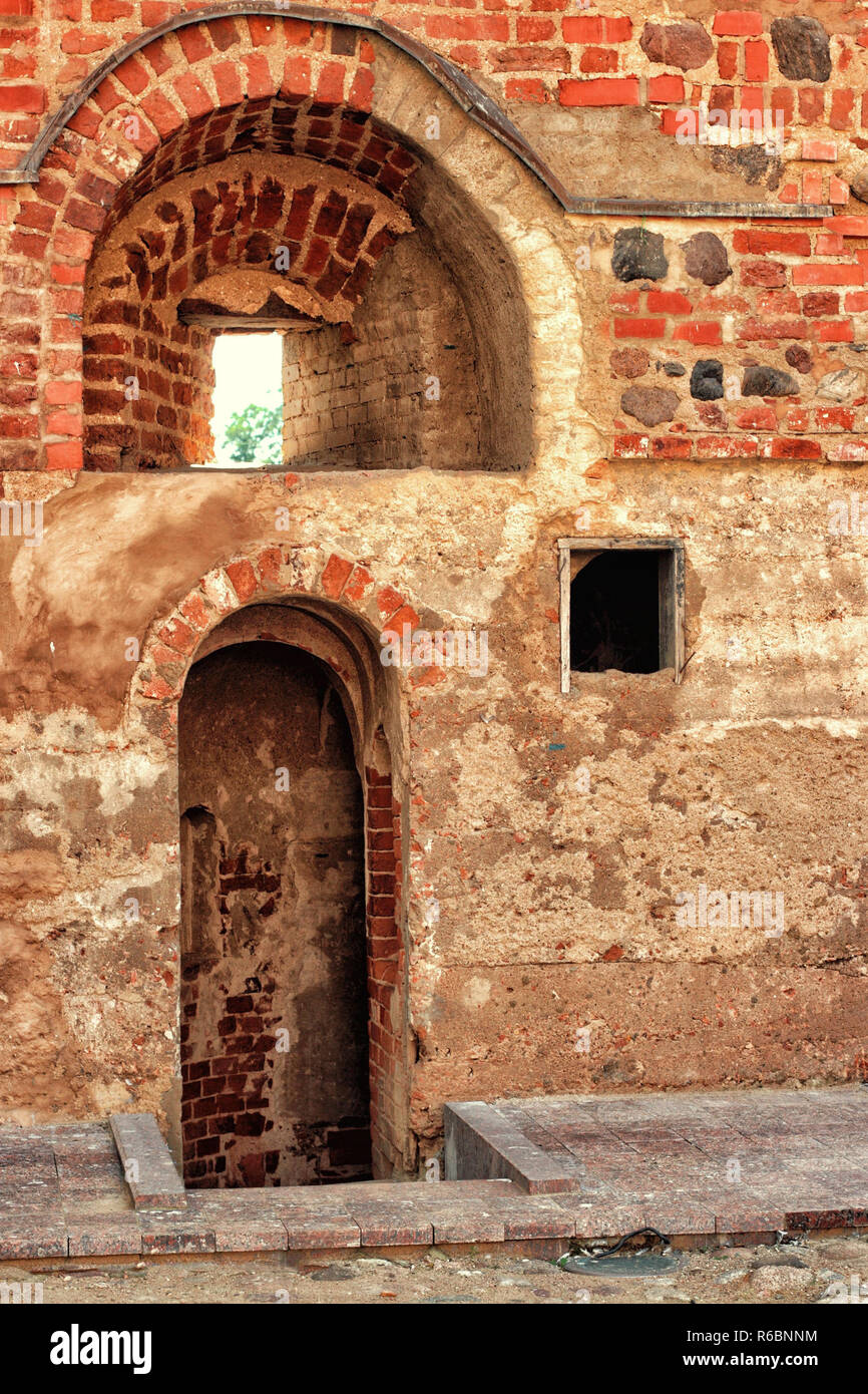 Abandoned red brick builiding doorway. fortress in belarus Stock Photo