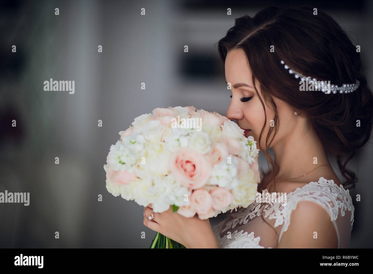 bride hold wedding bouquet of rose peonies and roses Stock Photo - Alamy