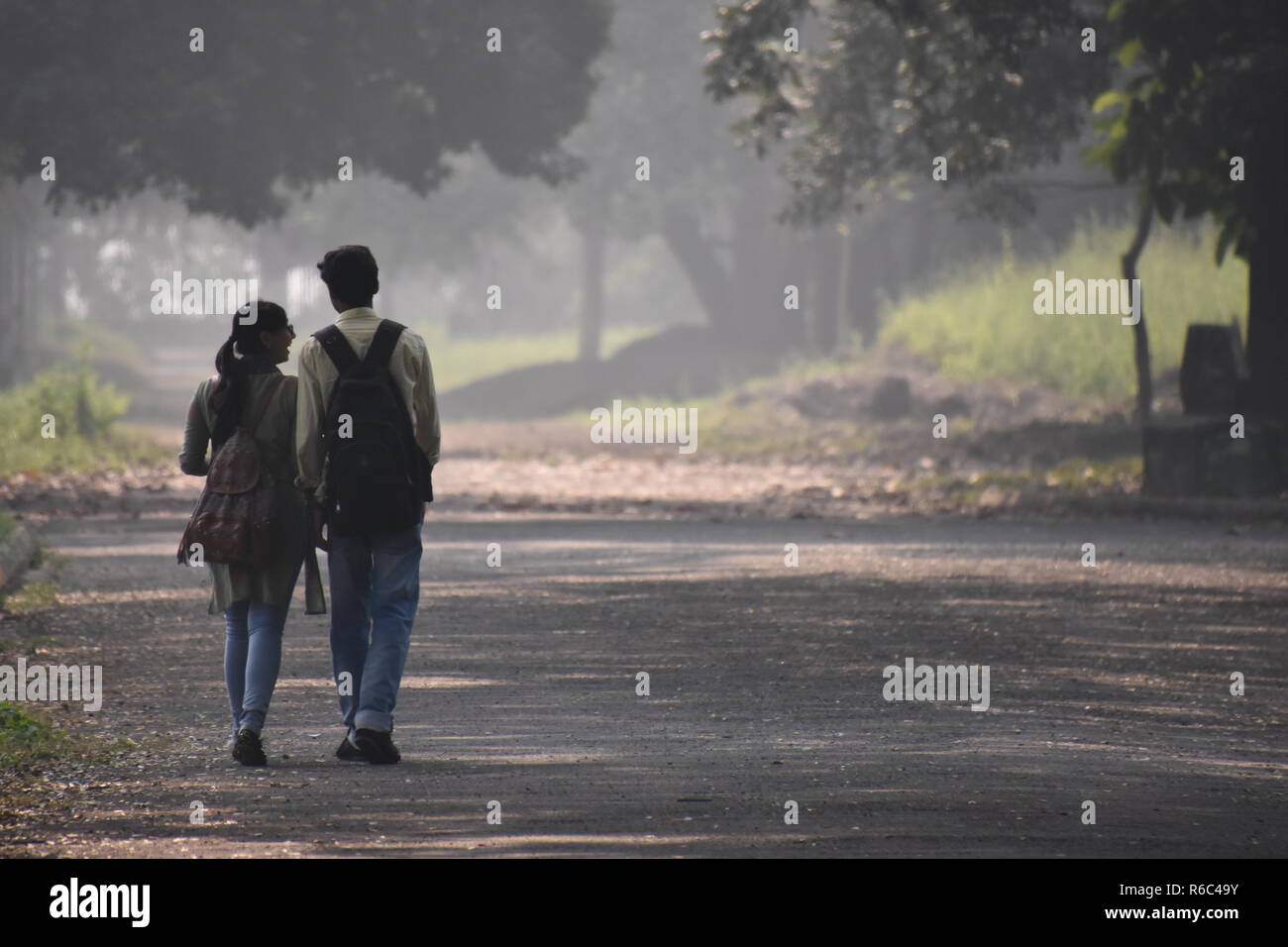 Young couple walking together at the AJC Bose Indian Botanic Garden, Howrah, Kolkata, India Stock Photo