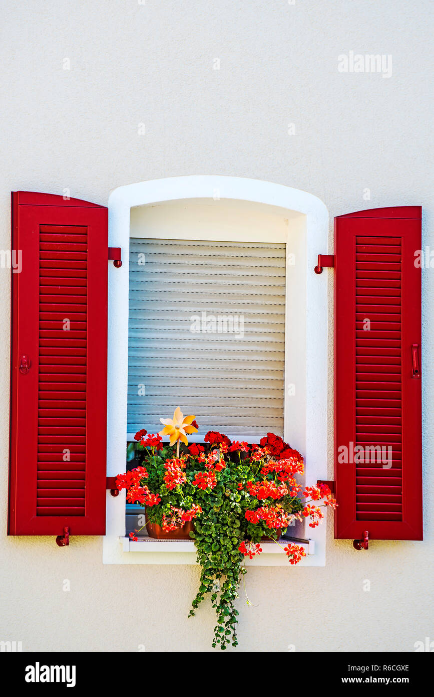 House flower arrangement village hi-res stock photography and images ...