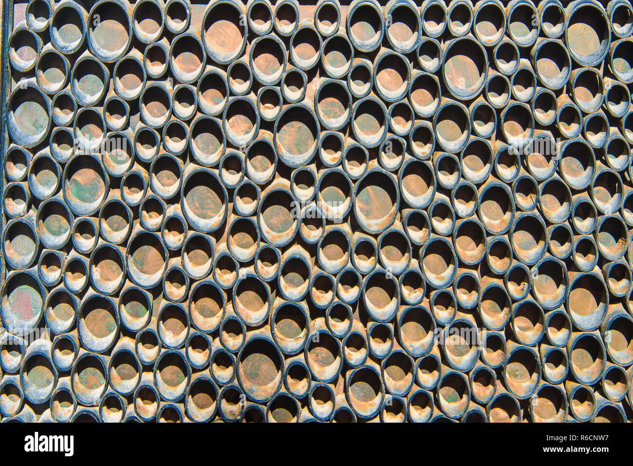 Rosty metal rings pattern background Stock Photo - Alamy