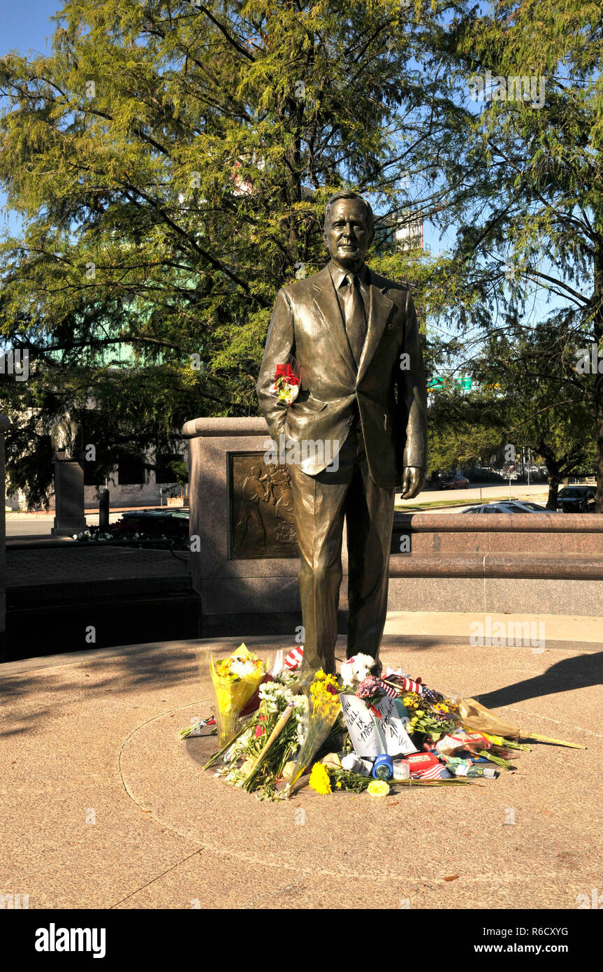 Houston, Texas, USA. 4th Dec, 2018. Flowers and gifts placed at the President George H.W. Bush Statue in Downtown Houston. Credit: George Wong/ZUMA Wire/Alamy Live News Stock Photo