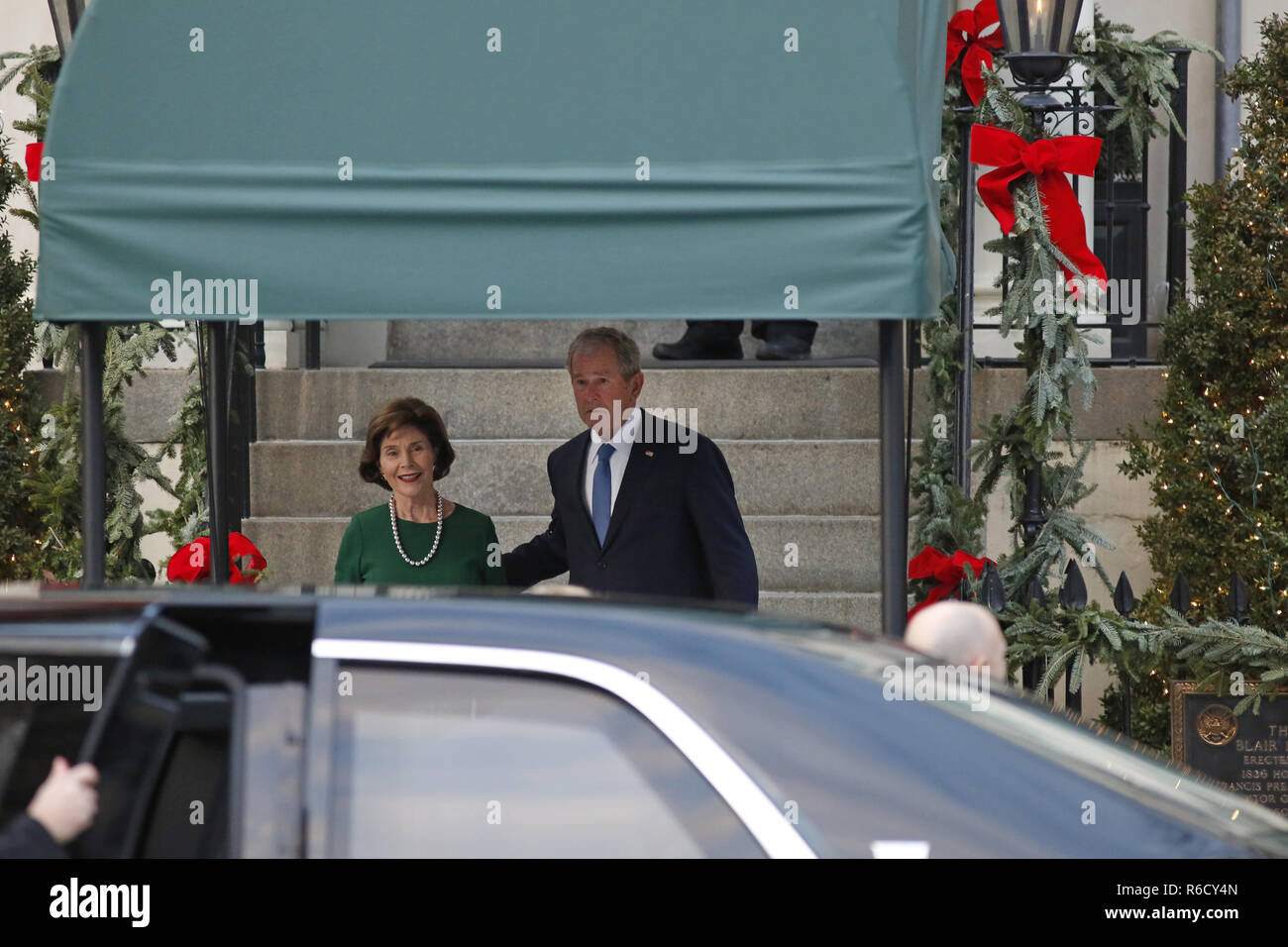 Washington, District of Columbia, USA. 4th Dec, 2018. Former United States President George W. Bush and former first lady Laura Bush welcome US President Donald J. Trump and First lady Melania Trump as they arrive at Blair House for a visit prior to the State Funeral tomorrow for former US President George H.W. Bush, in Washington, DC, December 4, 2018 Credit: Martin H. Simon/CNP/ZUMA Wire/Alamy Live News Stock Photo