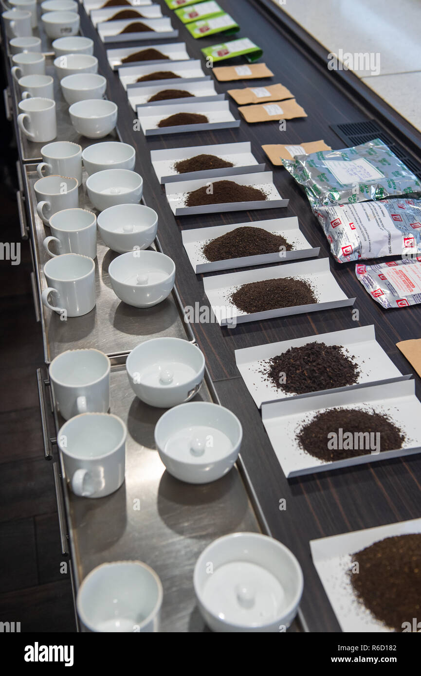 Seevetal, Germany. 12th Nov, 2018. Cups, mugs and tea samples are in