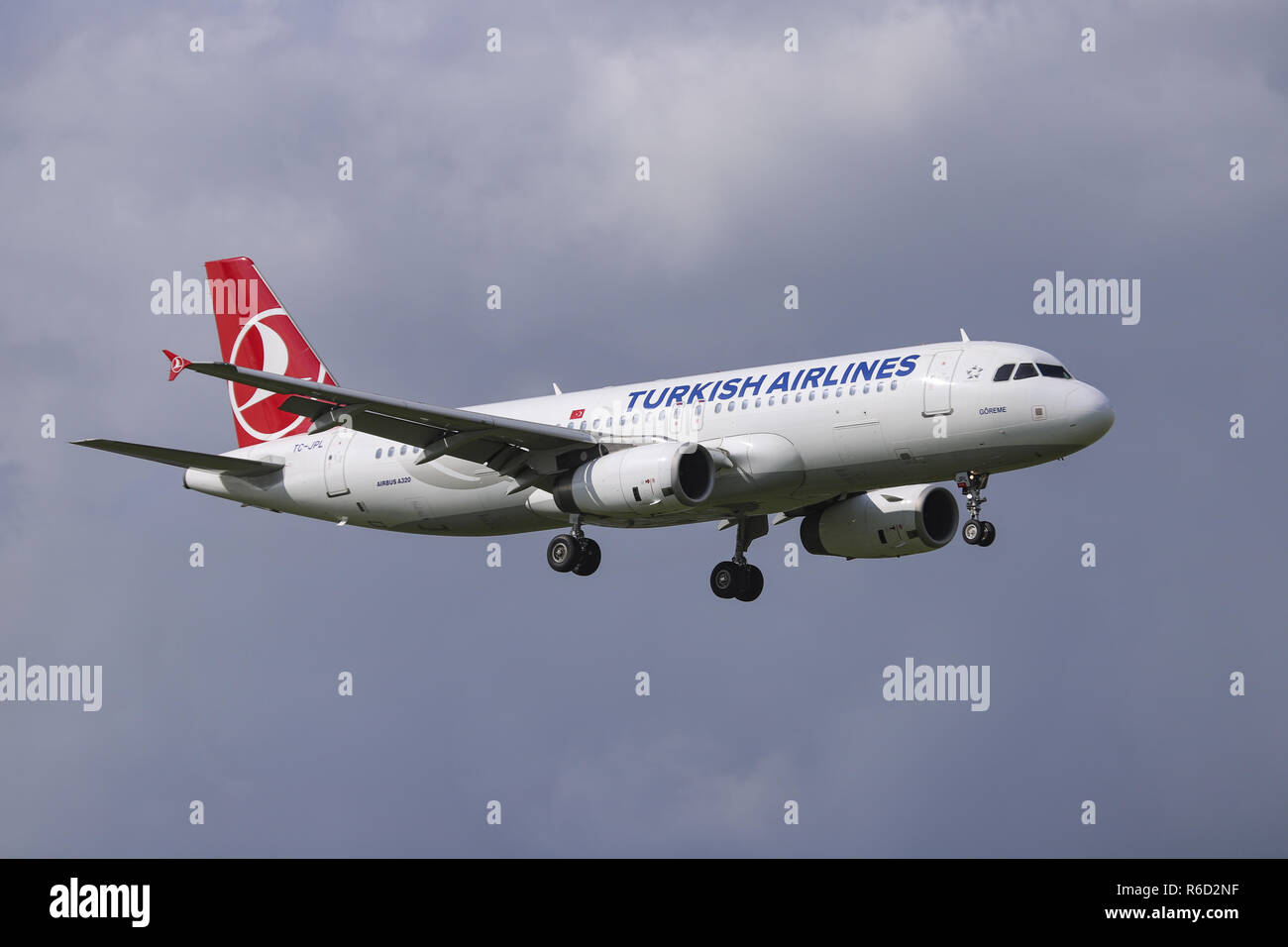 Netherlands. 30th Aug, 2018. Turkish Airlines Airbus A320-200 seen landing at the Amsterdam Schiphol International Airport in the Netherlands on a sunny day. The aircraft is an Airbus A320-232, equipped with two V2500 engines, with registration TC-JPL and airplane name Goreme. Turkish Airlines TK connects Amsterdam AMS/EHAM to Istanbul AtatÃ¼rk IST/LTBA airport and Istanbul Sabiha GÃ¶kçen SAW/LTFJ in Turkey. Credit: Nicolas Economou/SOPA Images/ZUMA Wire/Alamy Live News Stock Photo