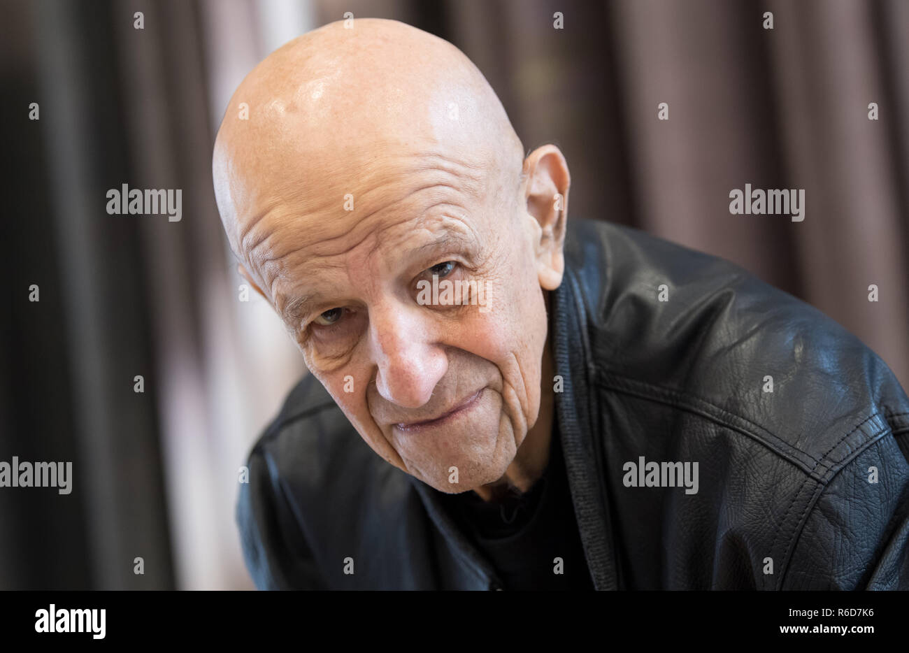 05 December 2018, Bavaria, München: The artist Alex Katz takes part in a  press conference at the Museum Brandhorst during a press preview of the  retrospective "Alex Katz". The exhibition "Alex Katz"