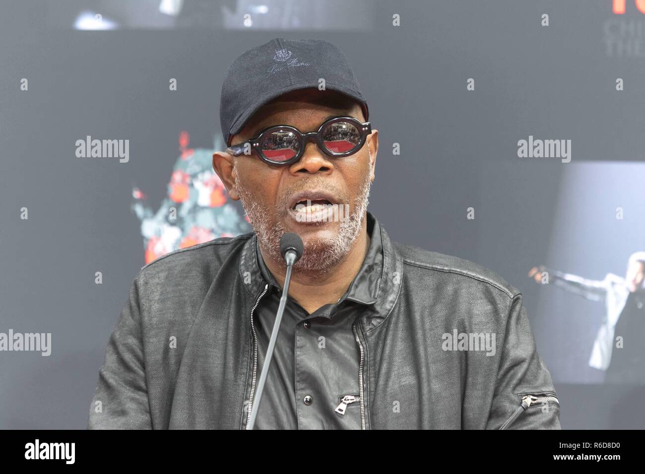Samuel L. Jackson poses at Lionel Richie's hand and footprint ceremony