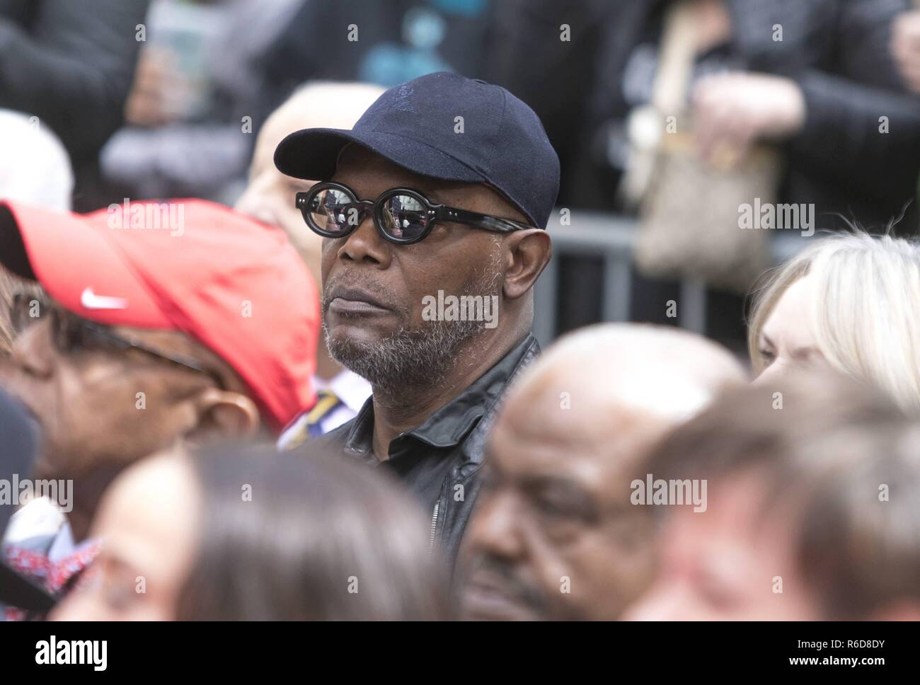 Samuel L. Jackson poses at Lionel Richie's hand and footprint ceremony
