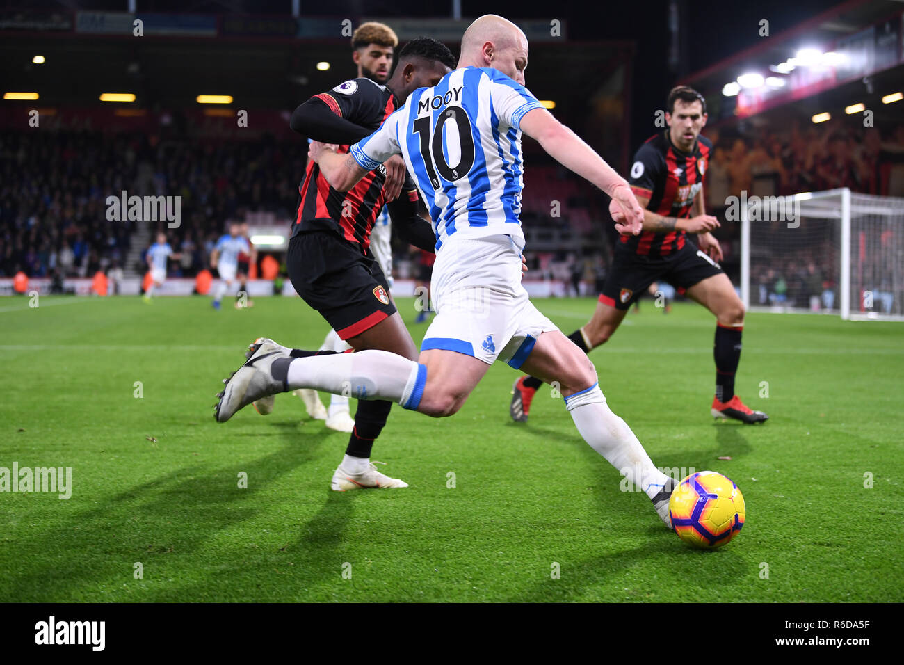 4th December 2018, Vitality Stadium, Bournemouth, England; EPL Premier League football, Bournemouth versus Huddersfield; Aaron Mooy of Huddersfield crosses the ball Stock Photo
