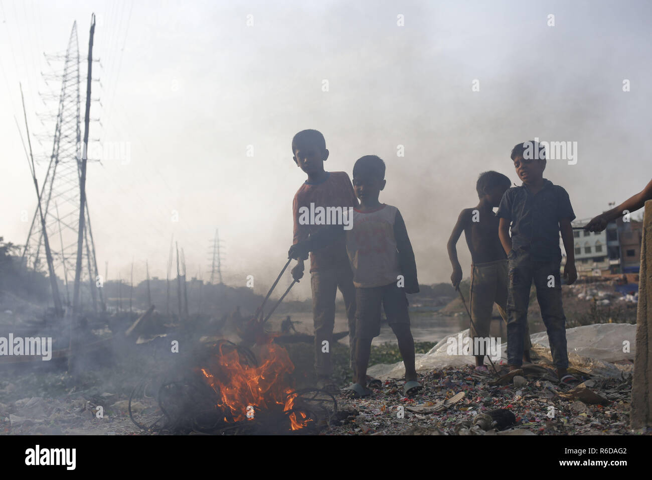 Dhaka, Bangladesh. 5th Dec, 2018. Children burn copper wire to get ...