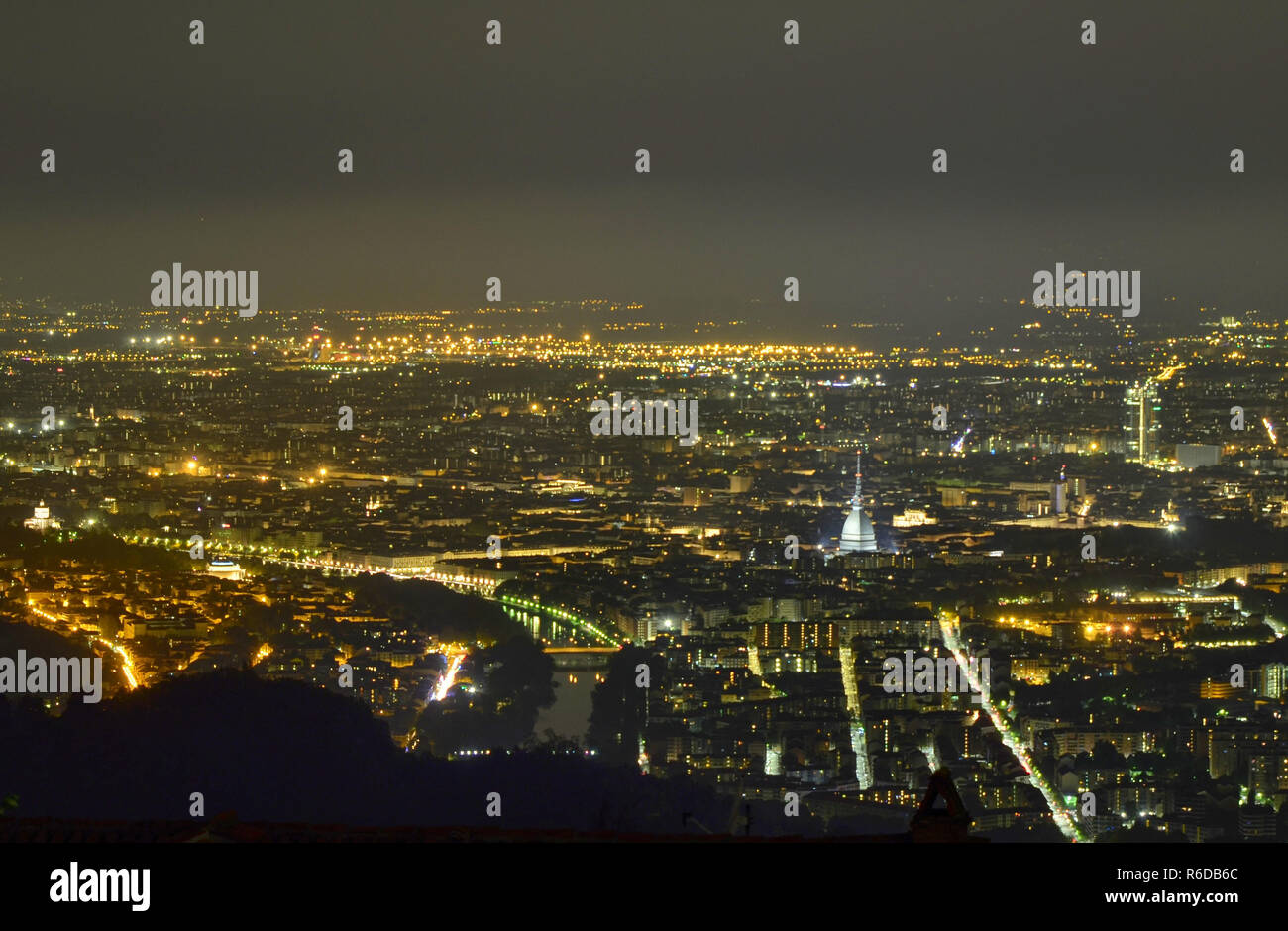 Teoría básica Caracterizar Inmersión Turin, Piedmont, August 2018. Italy. Panoramic night view of the city from  the top of the hill of Superga. The Mole Antonelliana and the skyscraper of  Stock Photo - Alamy