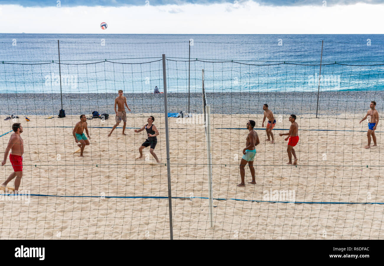 Men playing beach volley ball, Playa del … – License image – 70005127 ❘  lookphotos