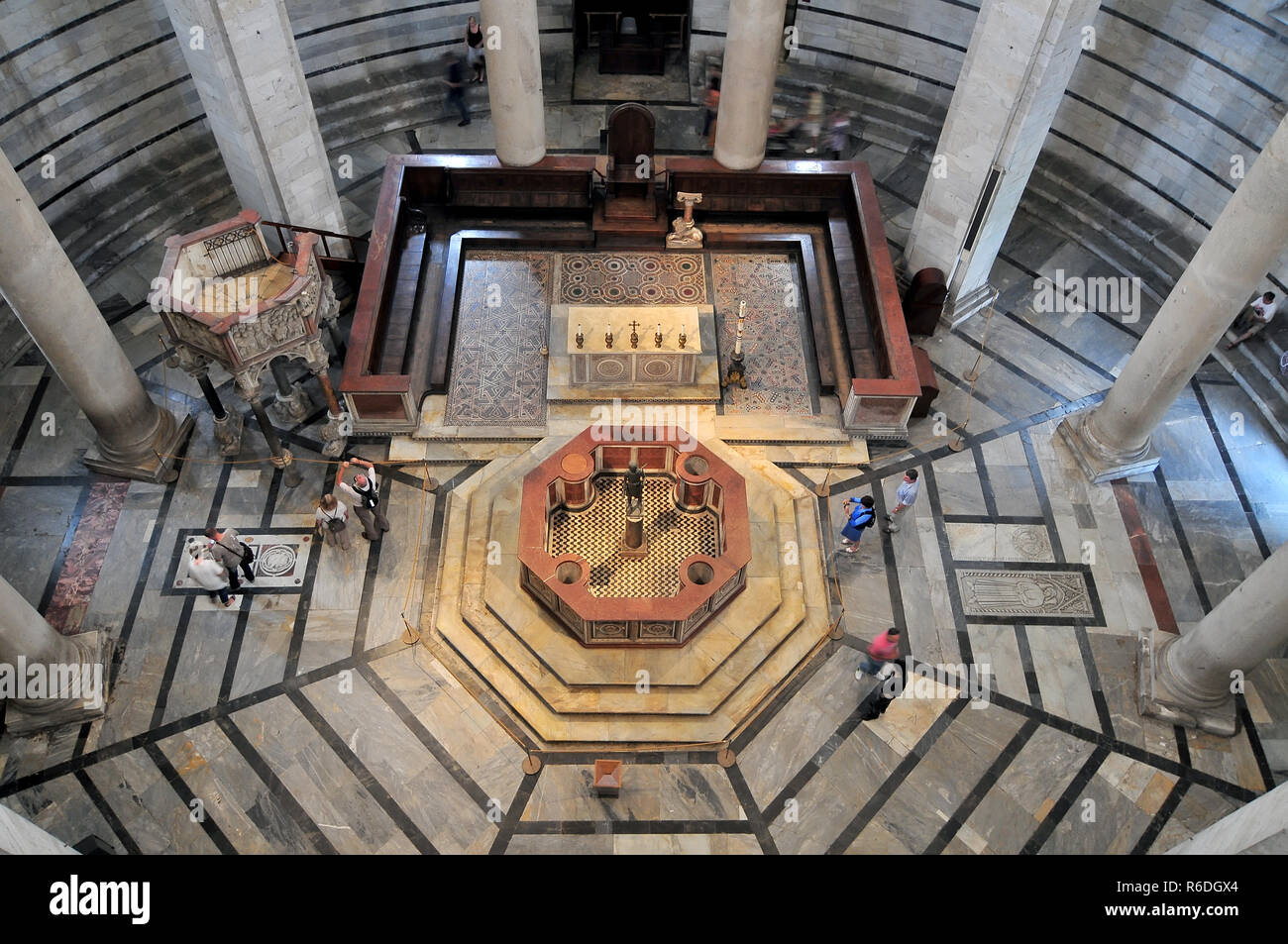 Interior Of The Baptistry With The Marble Pulpit Carved By Nicola Pisano, Pisa, Tuscany, Italy Stock Photo