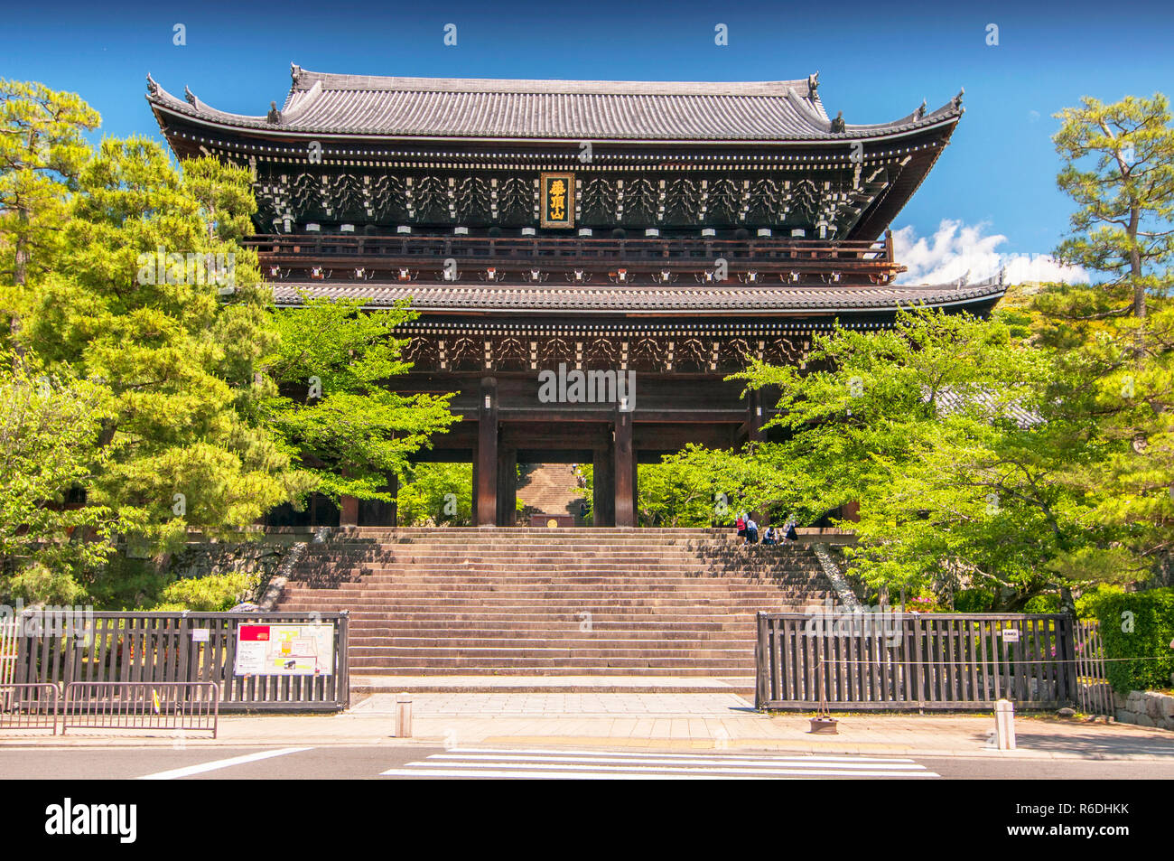 The Wooden Monumental Gate To Chion-In Buddhist Temple In The Largest In Japan Stock Photo