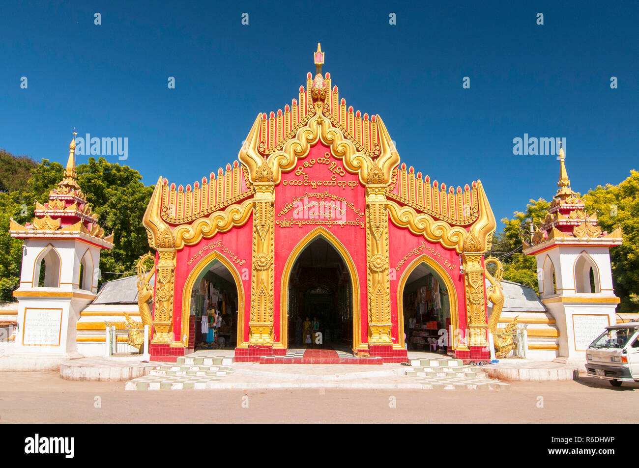 Kaunghmudaw Pagoda, Yaza Mani Sula Kaunghmudaw Is A Large Pagoda On The Northwestern Outskirts Of Sagaing In Central Myanmar (Burma) Stock Photo