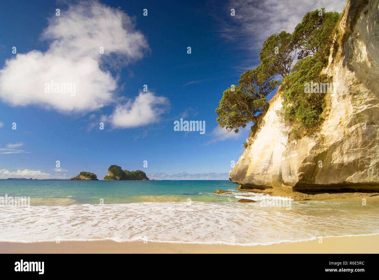 White Limestone Rock Formations And Fine Sandy Beach At Cathedral Cove On The Coromandel Peninsula In New Zealand, North Island Stock Photo