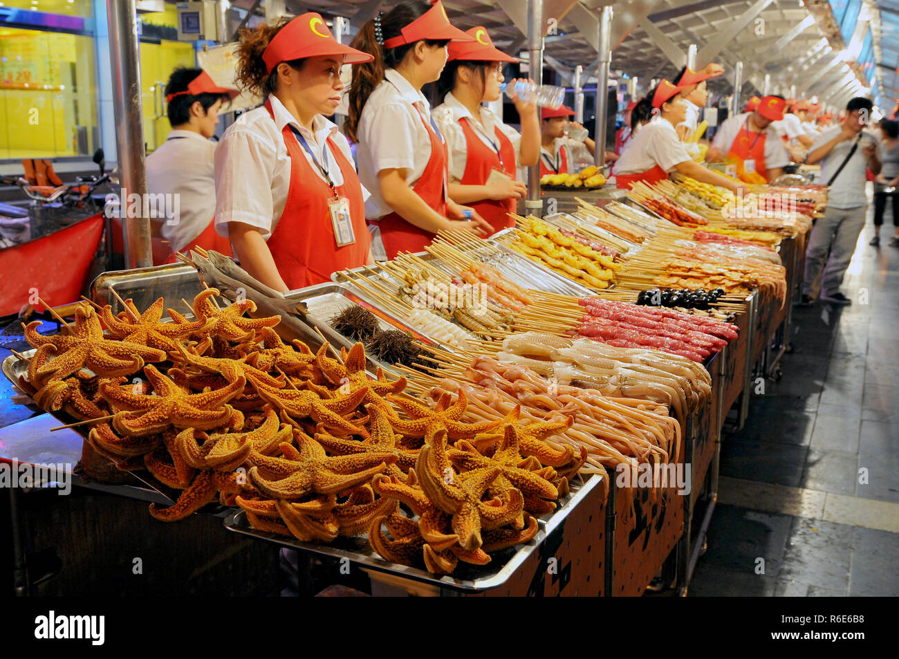 Food Vendors At The Donghuamen Night Market Near Wangfujing Street In Beijing, China Stock Photo