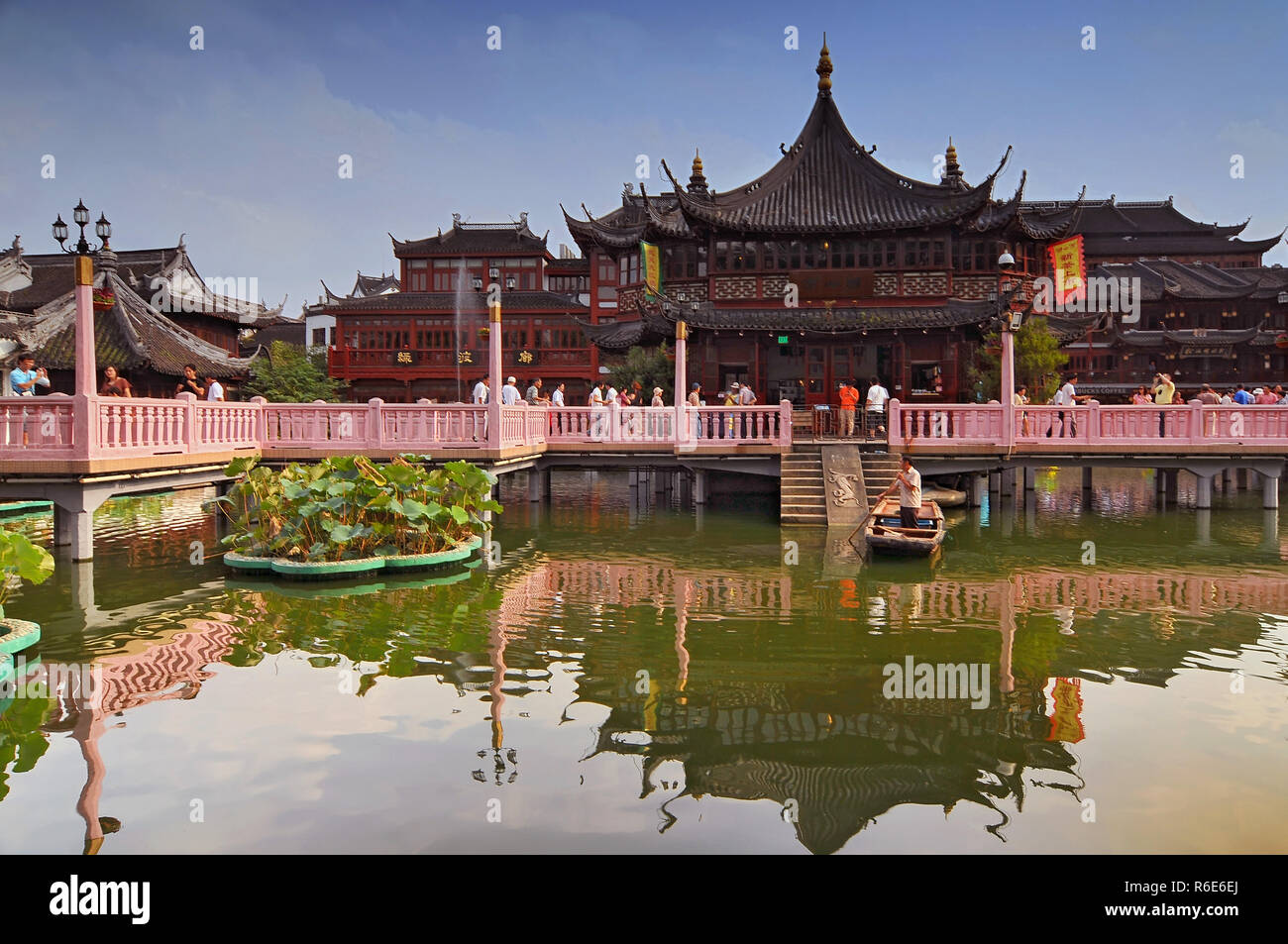 Yu Garden Or Yuyuan Garden An Extensive Chinese Garden Located Beside The City God Temple In The Northeast Of The Old City Of Shanghai, China Stock Photo