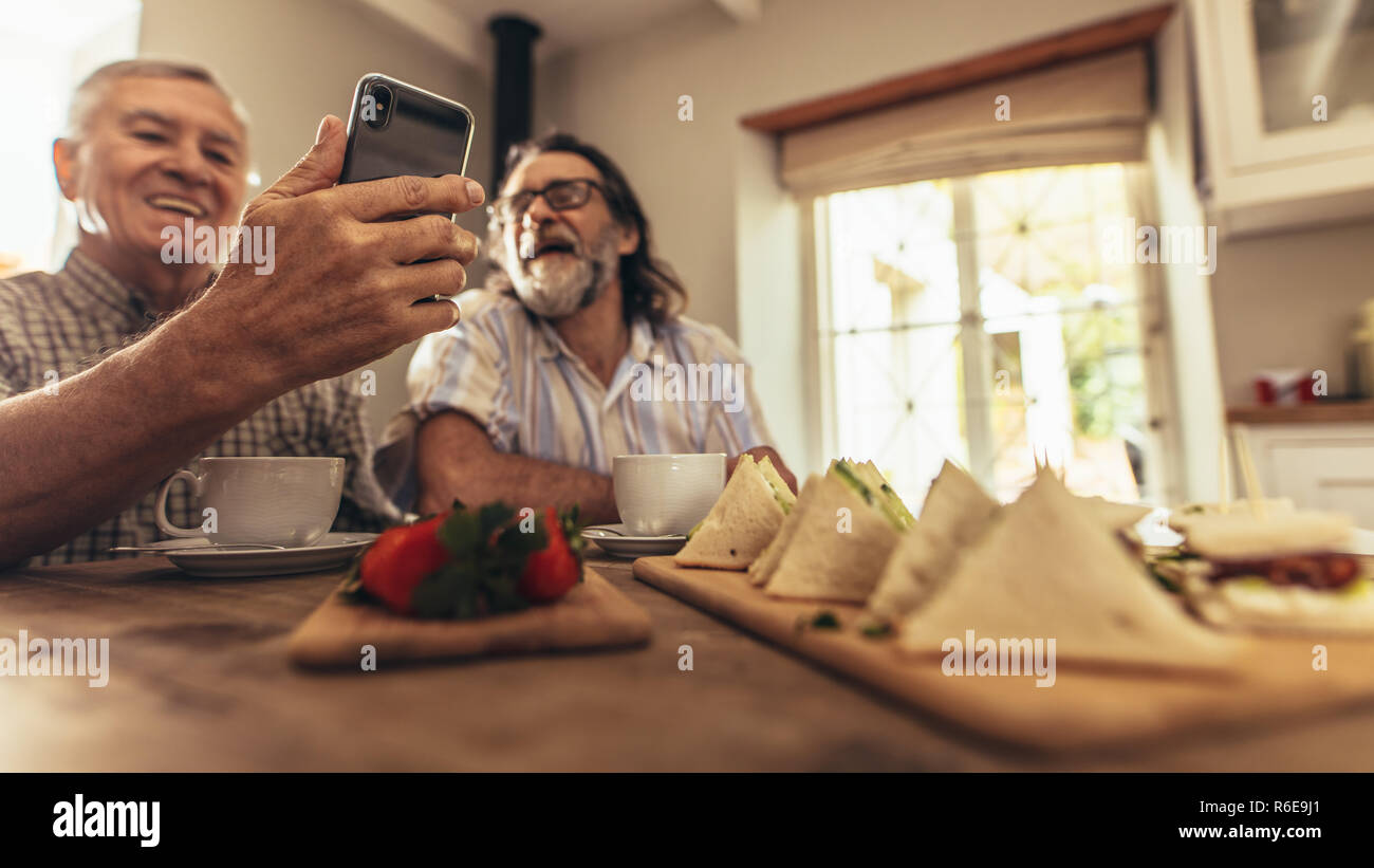 Old men holding hands hi-res stock photography and images - Alamy