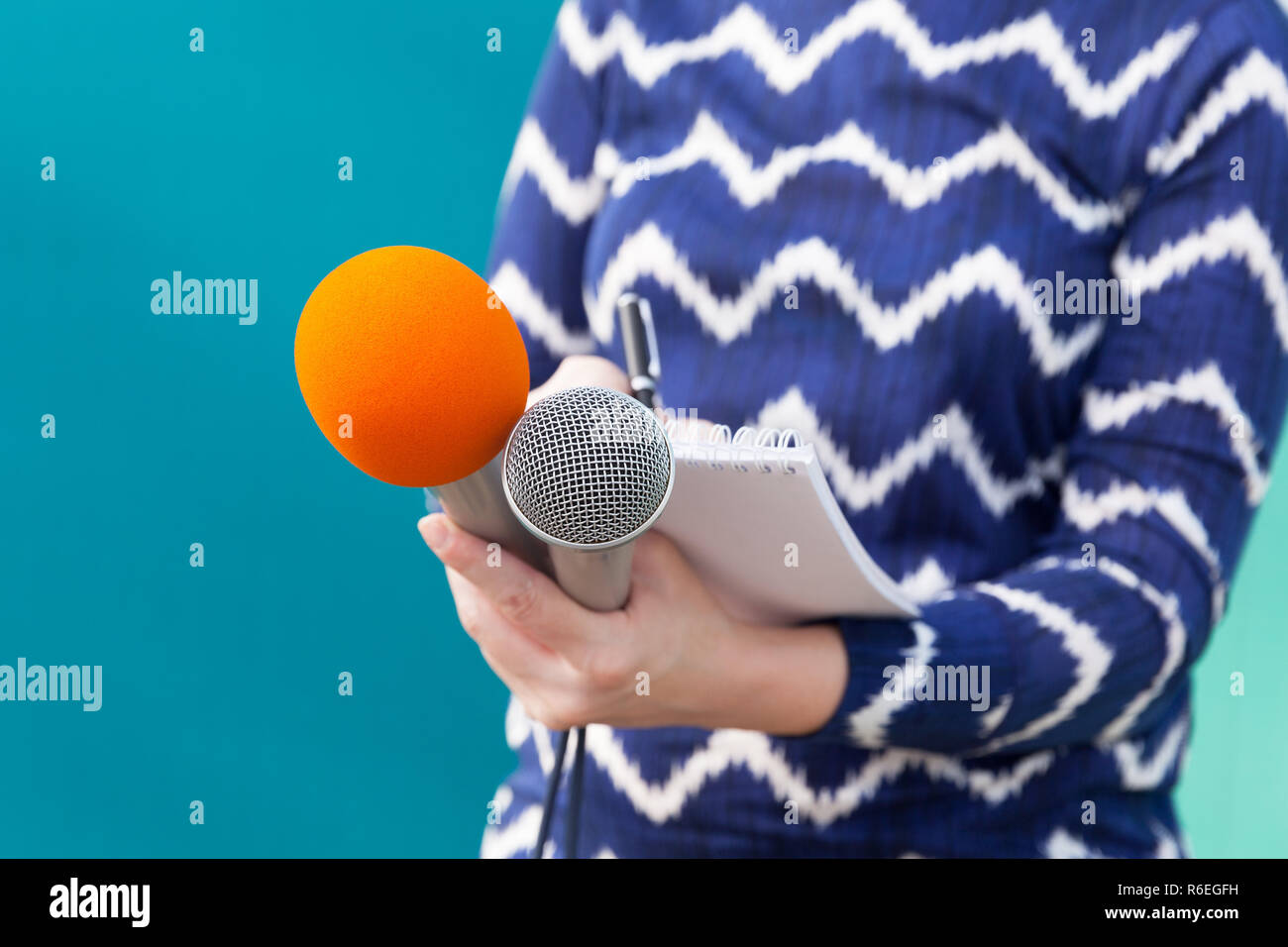 Radio broadcasting reporter hires stock photography and images Alamy