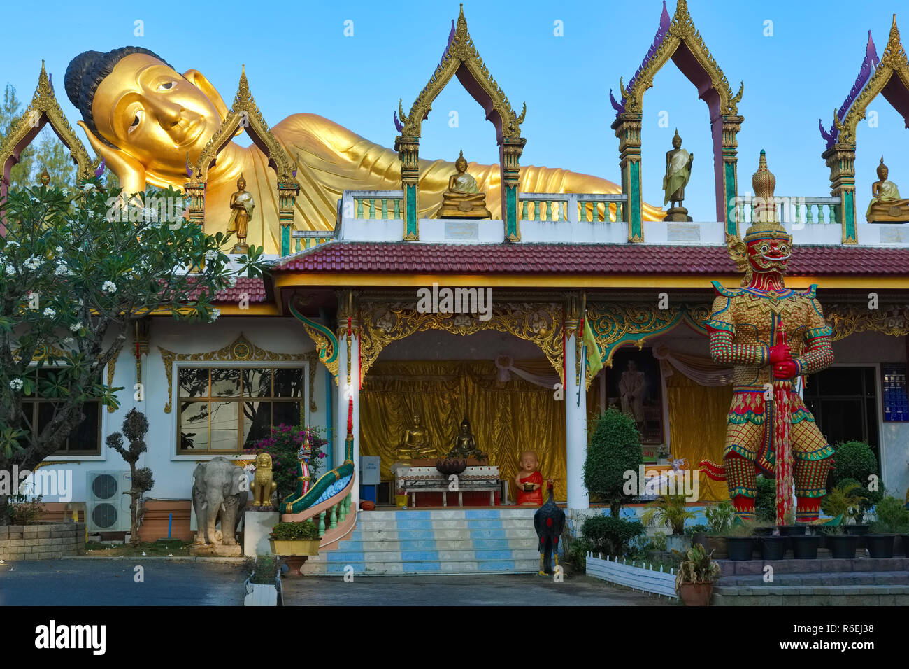 A Reclining Buddha, depicting the Buddha at the time of his death, at Wat Sri Soonthorn, in Thalang, Phuket. Thailand Stock Photo