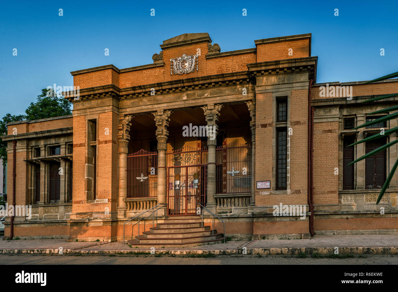 23 Sep 17 Zoroastrian 1923 Ad Parsi Agiary Sayajigunj Vadodara Baroda Gujarat India Stock Photo Alamy